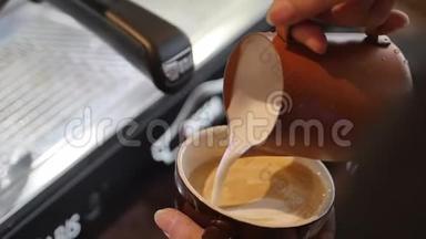 专业咖啡师。 制作新鲜的磨碎咖啡，咖啡师制作拉丁艺术，将牛奶倒入杯子，同时制作